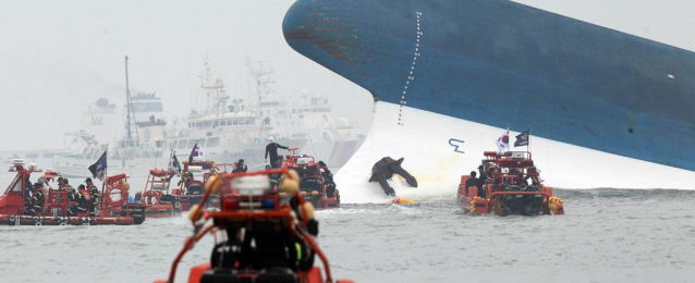 مصرع 7 أشخاص وفقدان 11 آخرين جراء غرق عبارة قبالة سواحل بالي بجنوب إندونيسيا