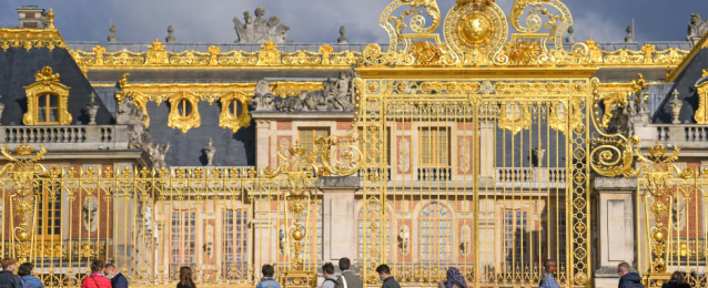 قصر فرساى الشهير بفرنسا يفتتح فندقا يتيح تجربة العيش مثل الملوك