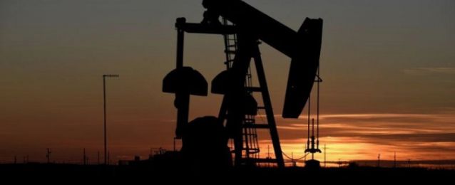 النفط يتخلى عن مكاسبه بعد تقرير أمريكي