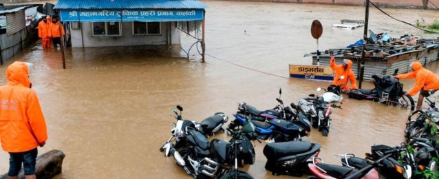 الفيضانات والانهيارات الأرضية تودي بحياة نحو مئة شخص في نيبال والهند