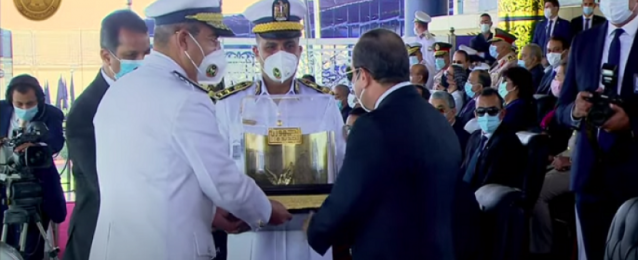 رئيس أكاديمية الشرطة يهدي الرئيس السيسي هدية تذكارية تحمل رموزًا للمشروعات القومية