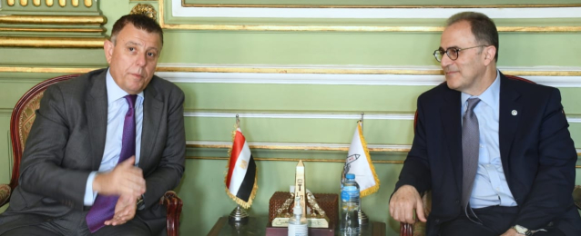 رئيس “عين شمس” يبحث تعزيز التعاون مع الجامعة الامريكية