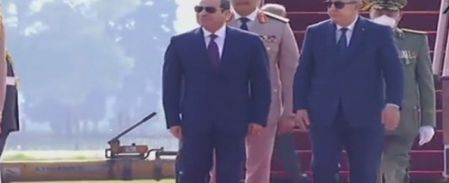 بالفيديو .. الرئيس الجزائرى يستقبل الرئيس السيسي لدى وصوله إلى الجزائر للمشاركة في القمة العربية الحادية والثلاثين