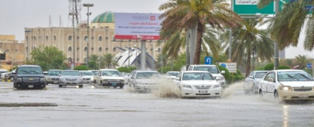 وسائل إعلام سعودية: تعليق الدراسة وإغلاق الطرق إلى مكة بسبب عاصفة وأمطار غزيرة