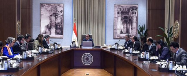 بالصور.. رئيس الوزراء يلتقي وفدا فرنسيا لشرح موقف الحكومة المصرية تجاه عدد من القضايا المهمة