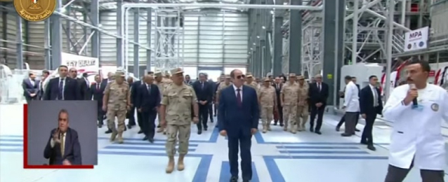 الرئيس السيسي يتفقد مجمع مصانع إنتاج الكوارتز في منطقة العين السخنة