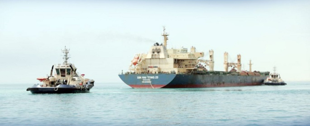 رئيس هيئة قناة السويس: انتظام حركة الملاحة فور الانتهاء من قطر سفينة بضائع للغاطس الخارجي