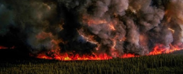 حرائق الغابات في كندا تهدد البنية التحتية وتفرض الإجلاء على السكان