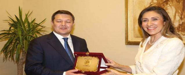 وزيرة الثقافة تبحث ونظيرها الكازاخي آليات دعم التعاون الثقافي بين البلدين