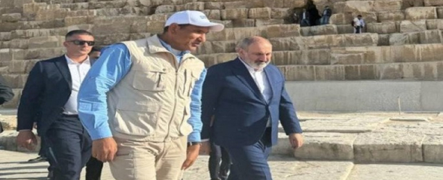 بالصور ..رئيس وزراء أرمينيا يزور منطقة آثار الهرم