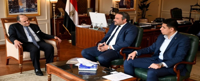 وزير الصناعة يستعرض فرص ومقومات الاستثمار في مصر ومشروعات شركة للمنتجات الصحية