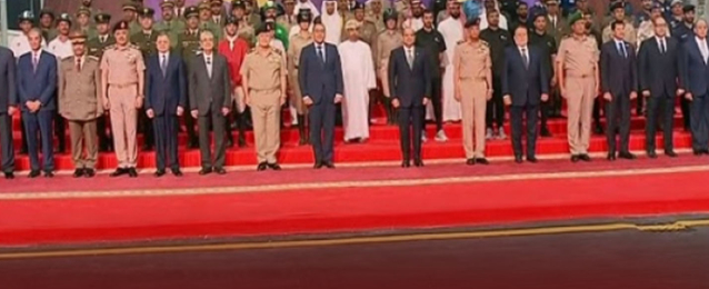 الرئيس السيسي يتوسط صورة تذكارية مع المنتخبات المشاركة في البطولة العربية العسكرية للفروسية